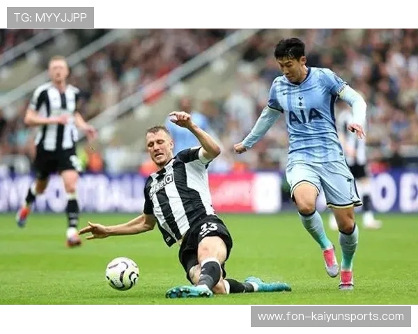 孙兴慜外线传中极具弧度，热刺中路形成连续冲击